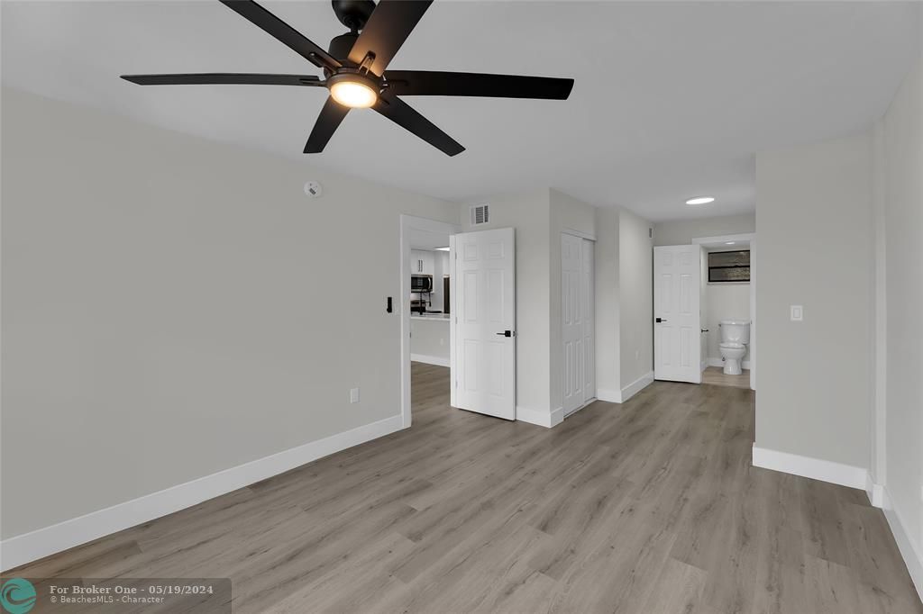 Active With Contract: $258,000 (1 beds, 1 baths, 812 Square Feet)