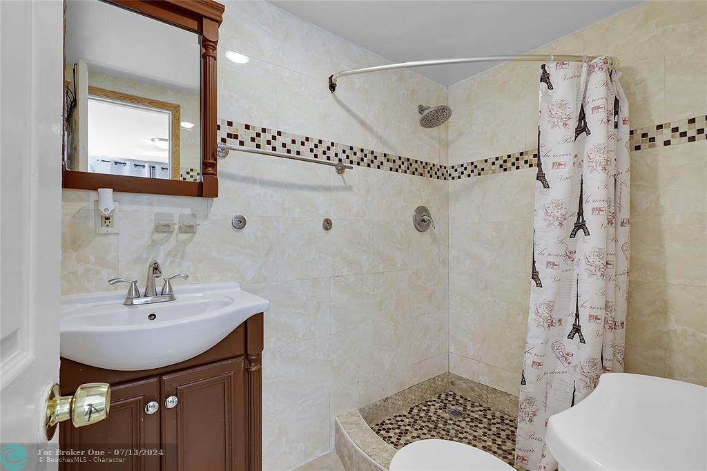 最近售出: $590,000 (4 贝兹, 3 浴室, 1416 平方英尺)