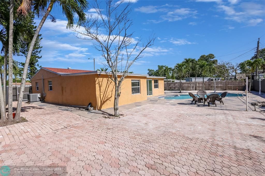 Recently Sold: $590,000 (4 beds, 3 baths, 1416 Square Feet)