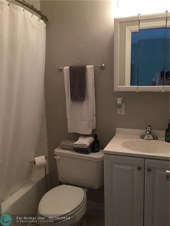 Active With Contract: $1,800 (2 beds, 1 baths, 600 Square Feet)