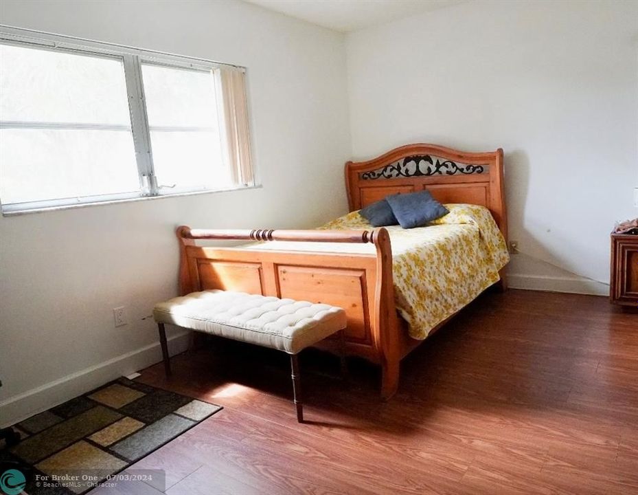 For Sale: $130,250 (2 beds, 2 baths, 990 Square Feet)