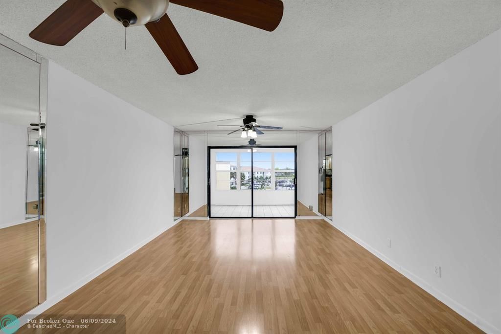 Active With Contract: $2,100 (2 beds, 2 baths, 1000 Square Feet)