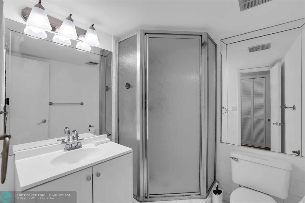 Active With Contract: $2,100 (2 beds, 2 baths, 1000 Square Feet)
