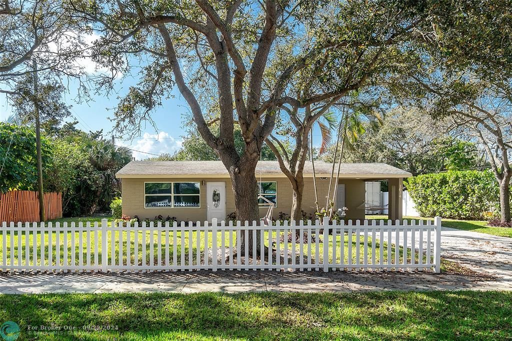 For Sale: $835,000 (3 beds, 1 baths, 986 Square Feet)