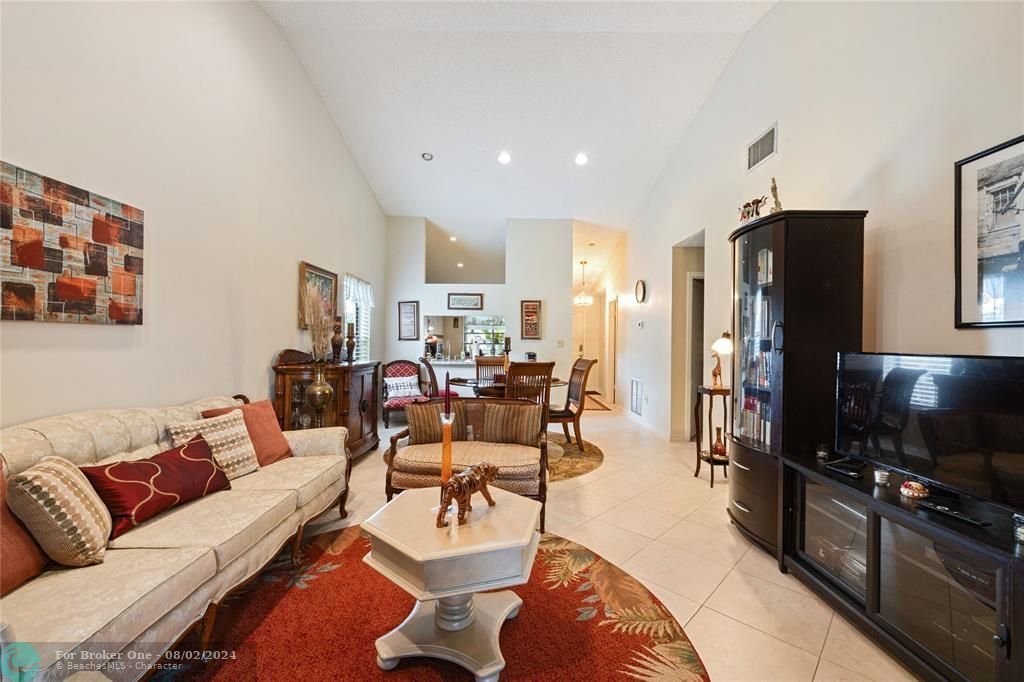 Active With Contract: $395,000 (2 beds, 2 baths, 1137 Square Feet)