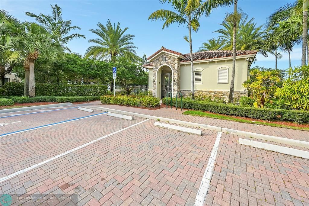Recently Sold: $685,000 (3 beds, 2 baths, 1992 Square Feet)