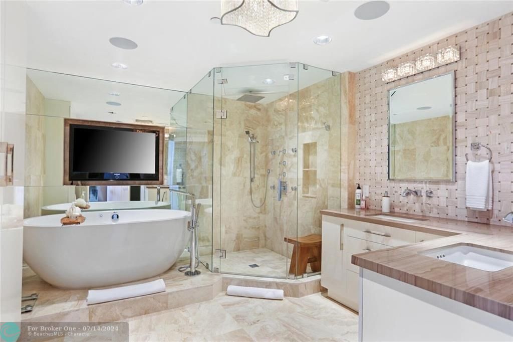 待售: $3,500,000 (2 贝兹, 2 浴室, 2083 平方英尺)