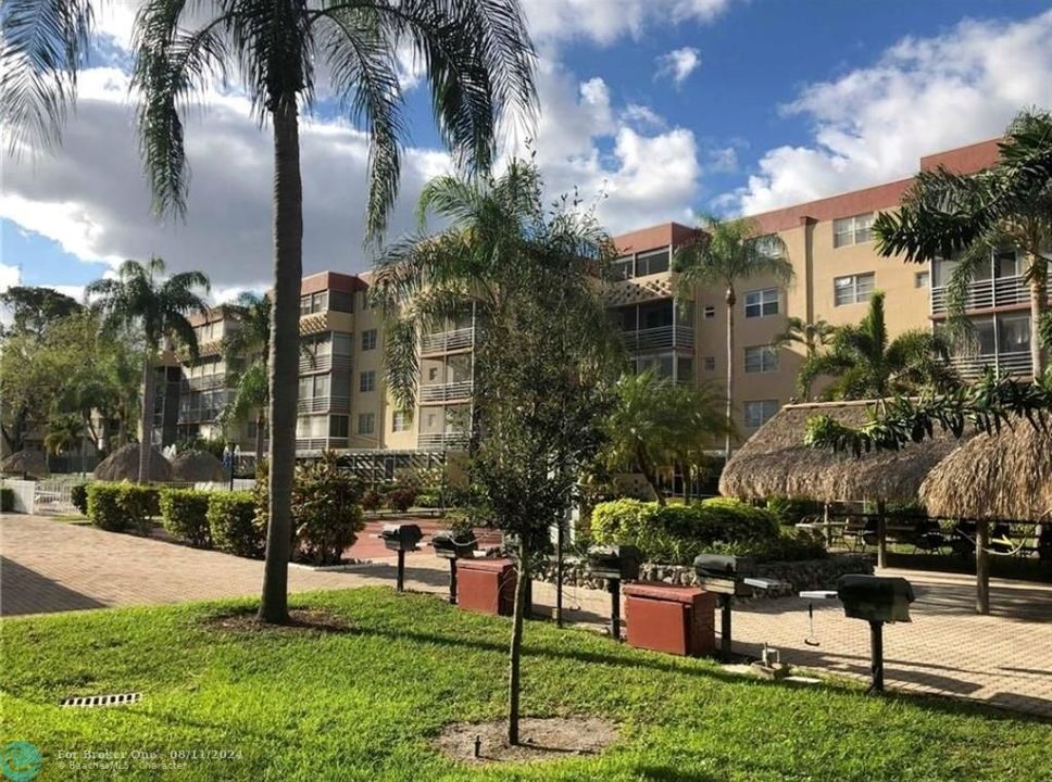 Active With Contract: $1,695 (1 beds, 1 baths, 940 Square Feet)