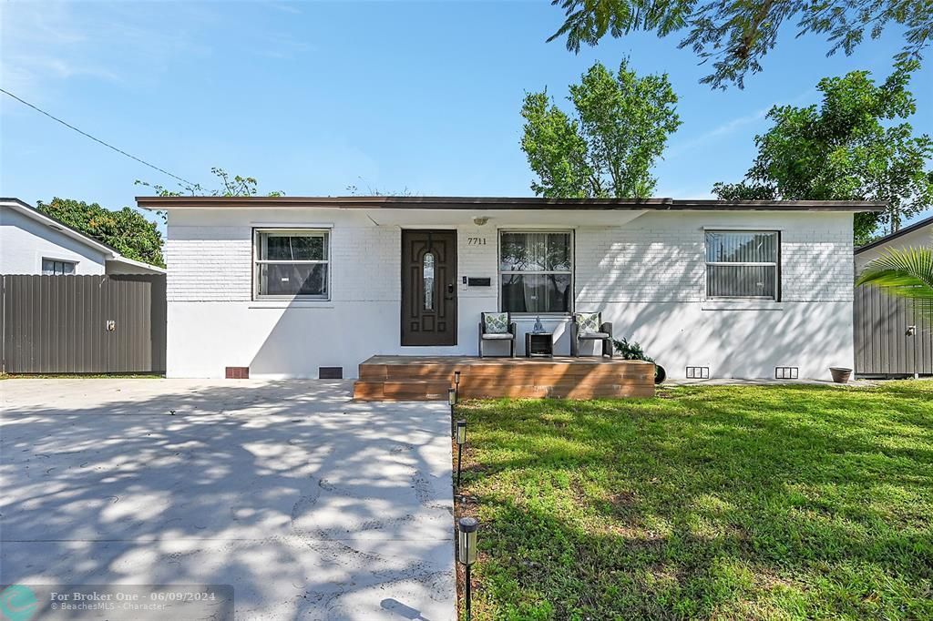 Active With Contract: $479,999 (4 beds, 3 baths, 1049 Square Feet)