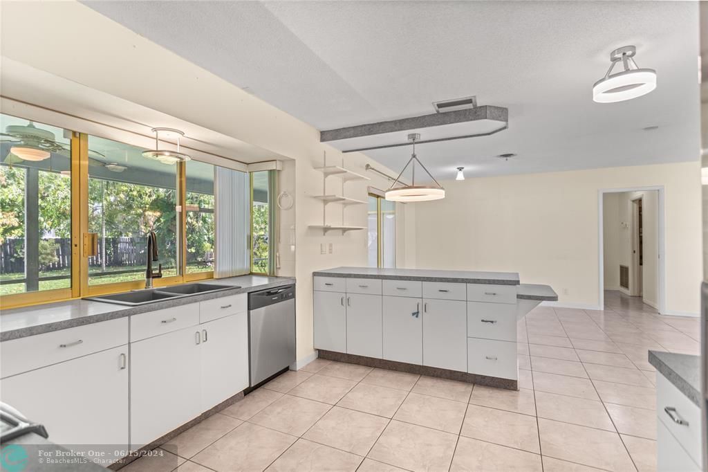 Active With Contract: $725,000 (3 beds, 3 baths, 2482 Square Feet)