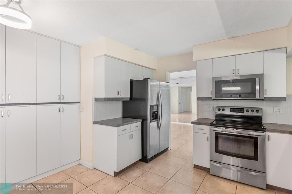 Active With Contract: $725,000 (3 beds, 3 baths, 2482 Square Feet)