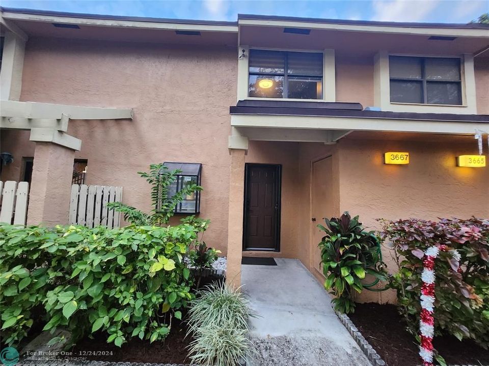 Active With Contract: $2,800 (2 beds, 2 baths, 1402 Square Feet)