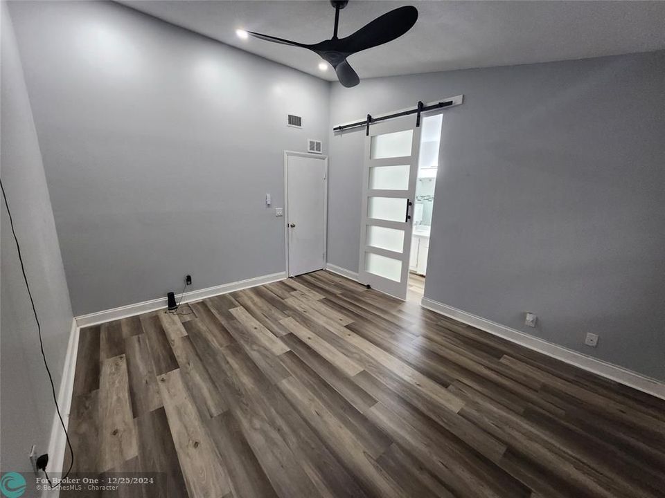 Active With Contract: $2,800 (2 beds, 2 baths, 1402 Square Feet)