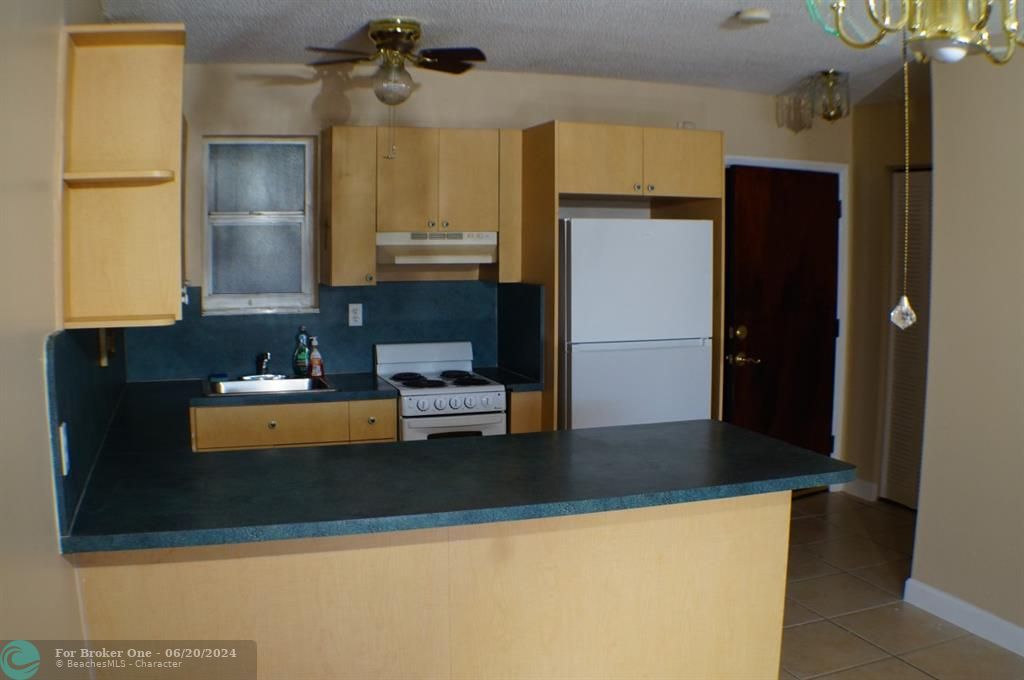 For Sale: $235,000 (1 beds, 1 baths, 620 Square Feet)