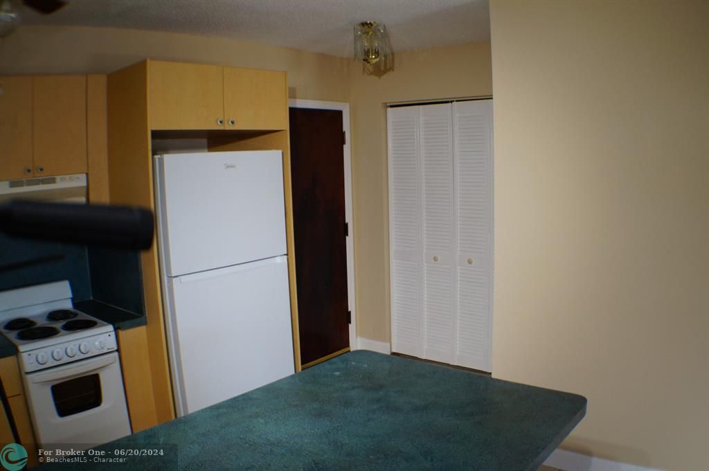 For Sale: $235,000 (1 beds, 1 baths, 620 Square Feet)