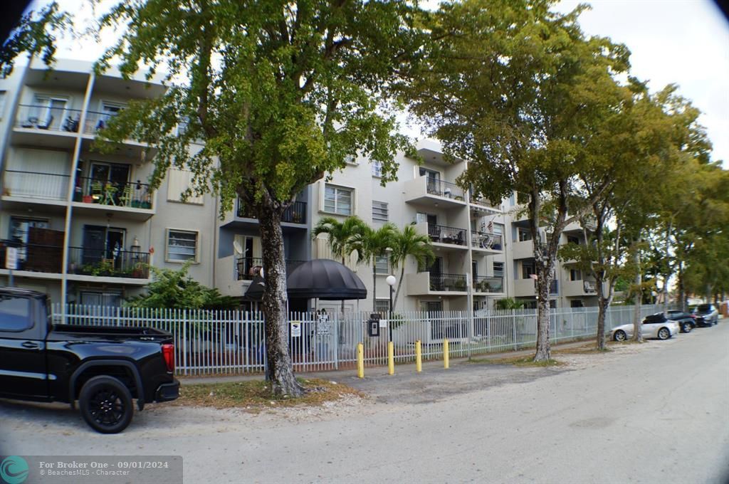 For Sale: $235,000 (1 beds, 1 baths, 620 Square Feet)