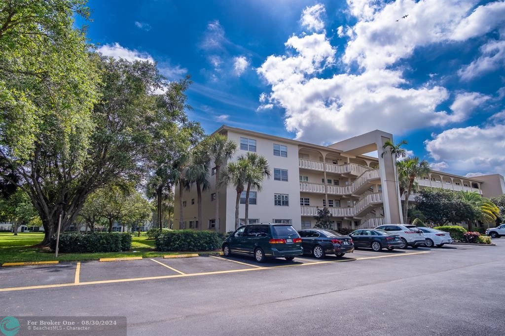 Active With Contract: $2,800 (2 beds, 2 baths, 1307 Square Feet)