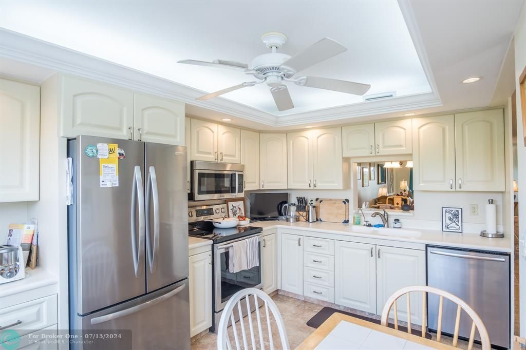 Active With Contract: $2,800 (2 beds, 2 baths, 1307 Square Feet)