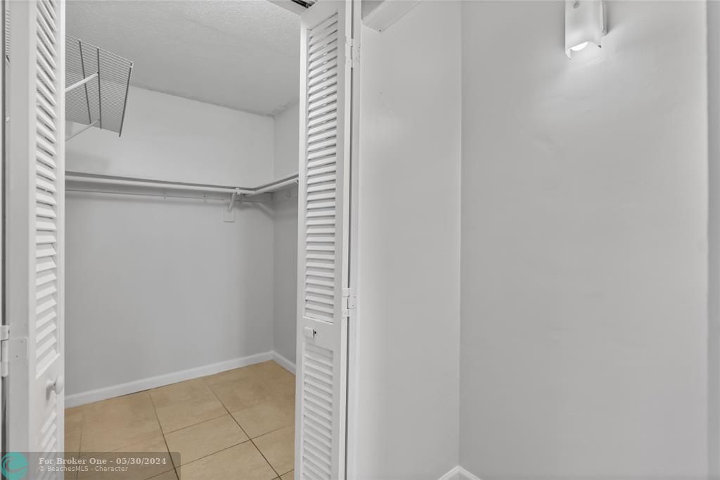 Active With Contract: $185,000 (2 beds, 2 baths, 1085 Square Feet)