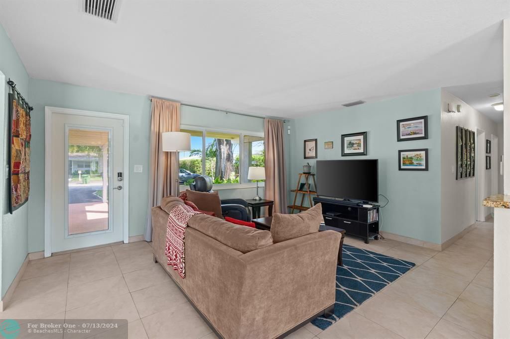 Recently Sold: $550,000 (3 beds, 2 baths, 1298 Square Feet)