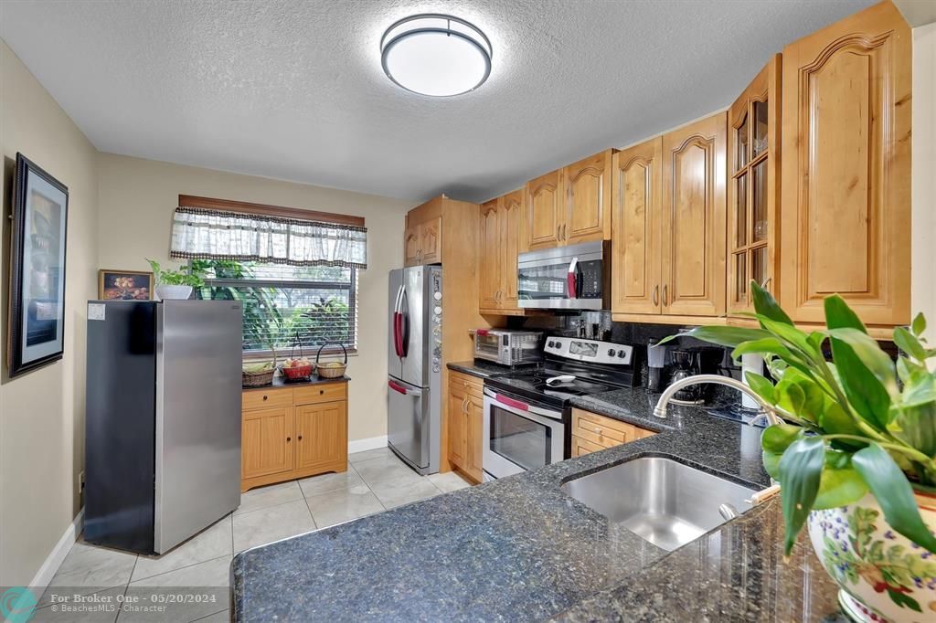 For Sale: $245,000 (2 beds, 2 baths, 950 Square Feet)