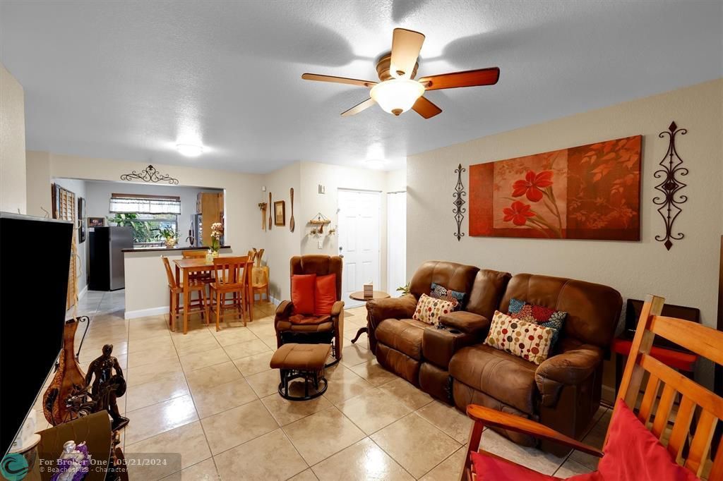 For Sale: $245,000 (2 beds, 2 baths, 950 Square Feet)