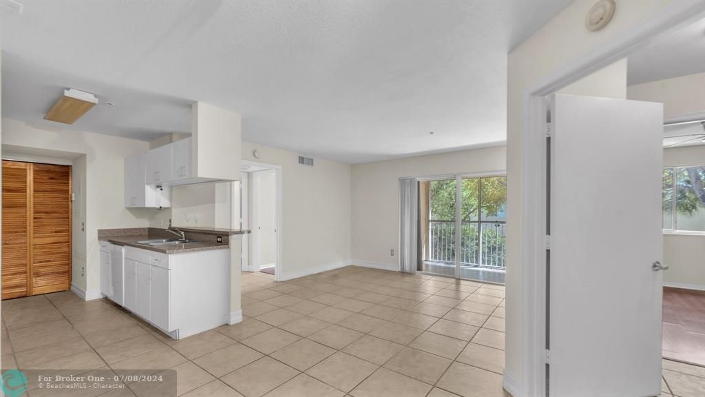 Active With Contract: $265,000 (2 beds, 2 baths, 820 Square Feet)