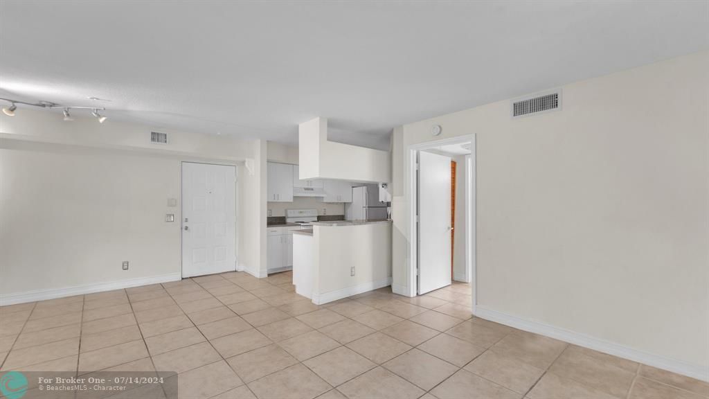 Active With Contract: $265,000 (2 beds, 2 baths, 820 Square Feet)