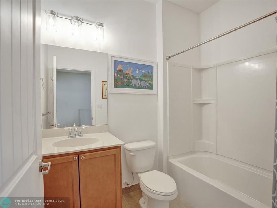 最近售出: $435,000 (3 贝兹, 2 浴室, 1586 平方英尺)