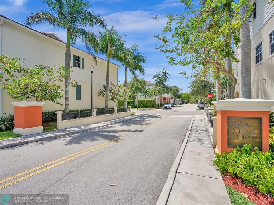 Recently Sold: $435,000 (3 beds, 2 baths, 1586 Square Feet)