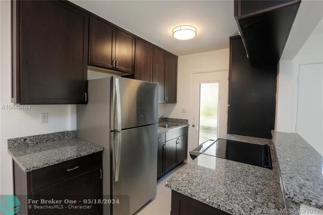 For Sale: $265,000 (1 beds, 1 baths, 705 Square Feet)