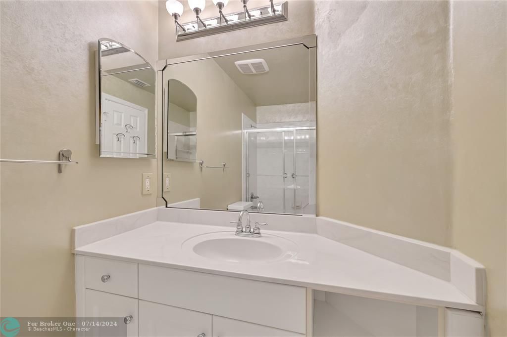 最近售出: $895,000 (4 贝兹, 2 浴室, 1968 平方英尺)