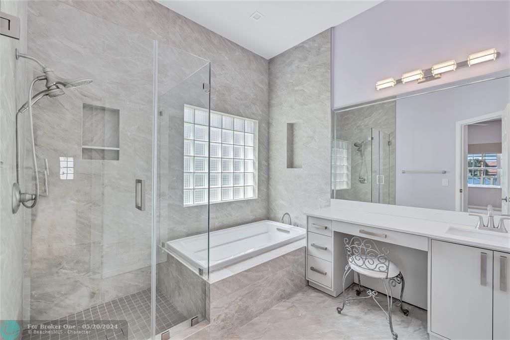 最近售出: $895,000 (4 贝兹, 2 浴室, 1968 平方英尺)