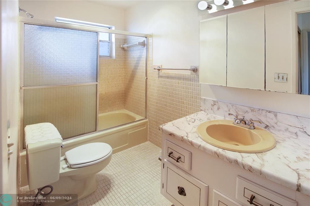 待售: $165,000 (1 贝兹, 1 浴室, 785 平方英尺)