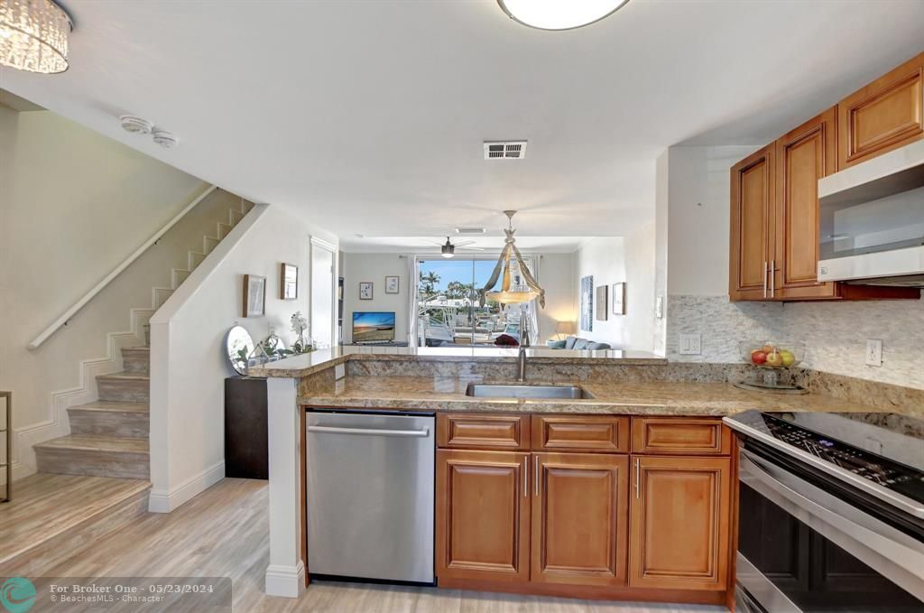 For Sale: $580,000 (2 beds, 2 baths, 1024 Square Feet)