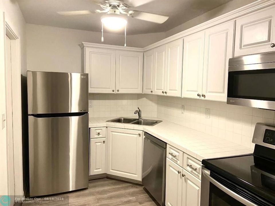 Active With Contract: $245,900 (1 beds, 1 baths, 850 Square Feet)