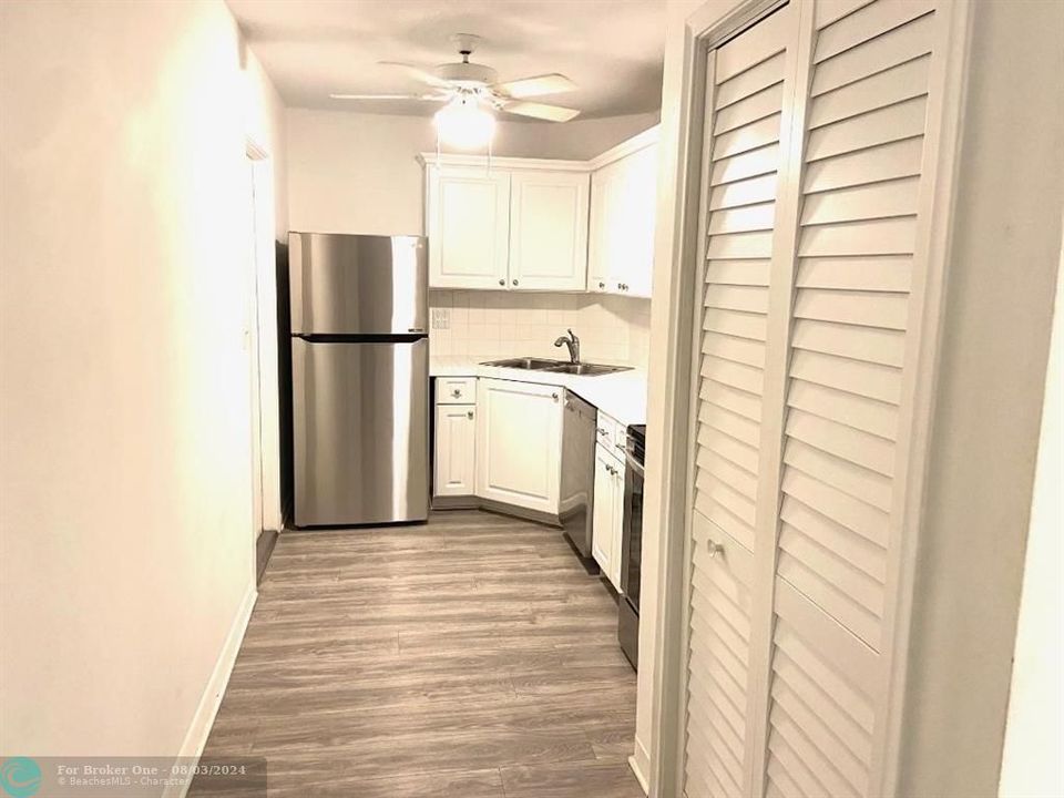 Active With Contract: $245,900 (1 beds, 1 baths, 850 Square Feet)