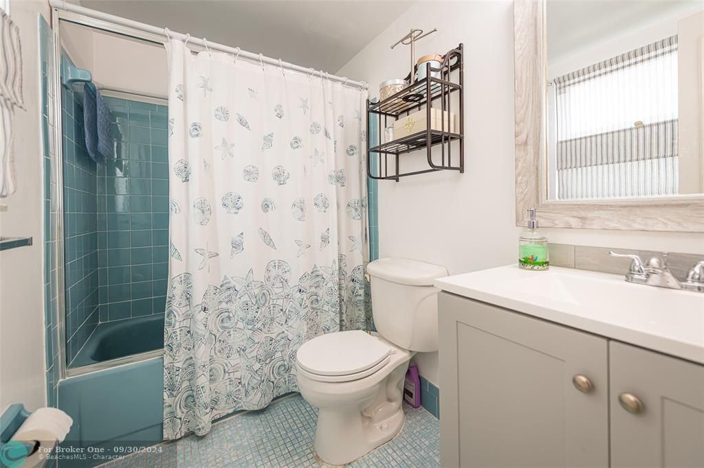 Active With Contract: $122,900 (2 beds, 2 baths, 990 Square Feet)