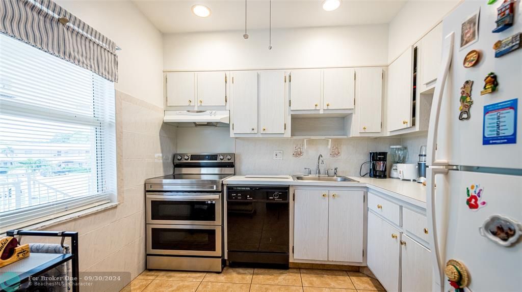 Active With Contract: $122,900 (2 beds, 2 baths, 990 Square Feet)