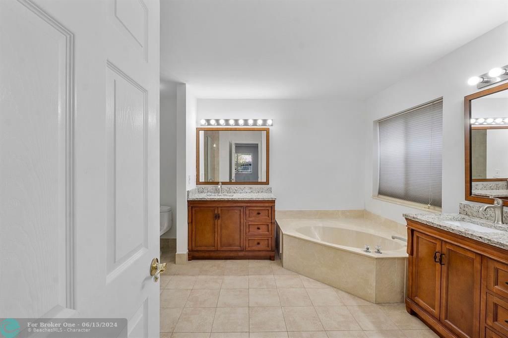 Недавно продано: $750,000 (4 спален, 2 ванн, 2240 Квадратных фут)