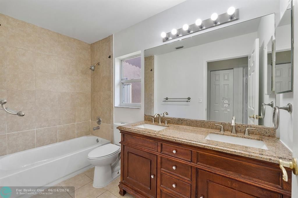 最近售出: $750,000 (4 贝兹, 2 浴室, 2240 平方英尺)