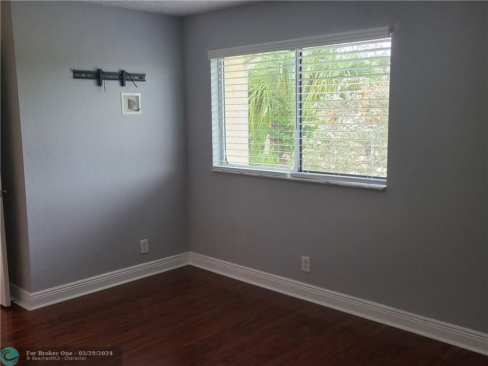 Active With Contract: $2,200 (2 beds, 2 baths, 1027 Square Feet)