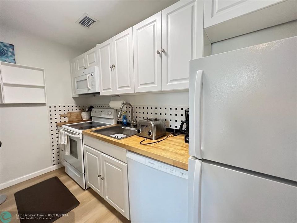 For Sale: $2,500 (2 beds, 1 baths, 900 Square Feet)