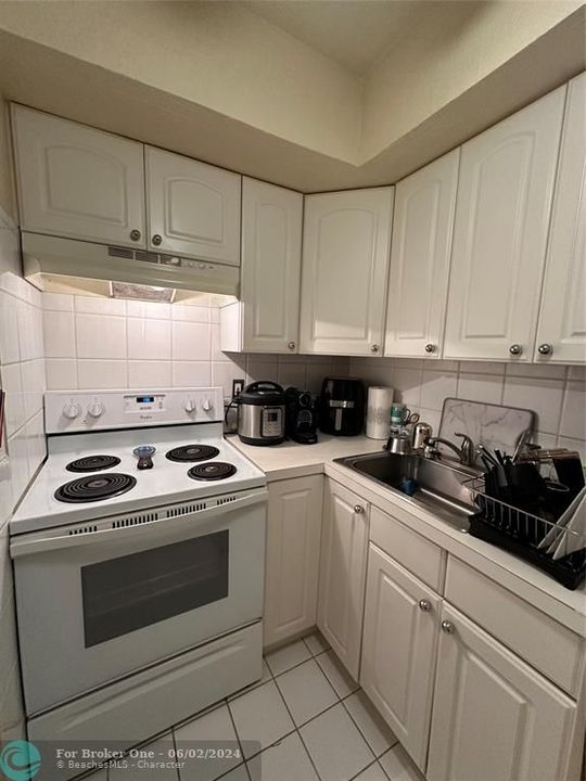 For Sale: $170,000 (1 beds, 1 baths, 511 Square Feet)