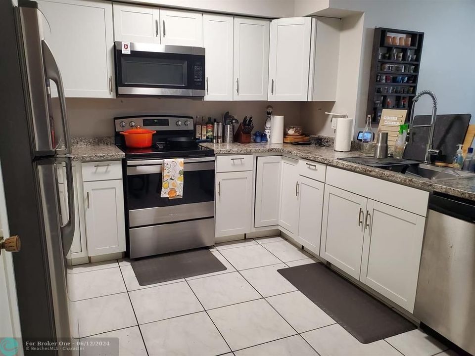 Active With Contract: $2,900 (3 beds, 2 baths, 1482 Square Feet)