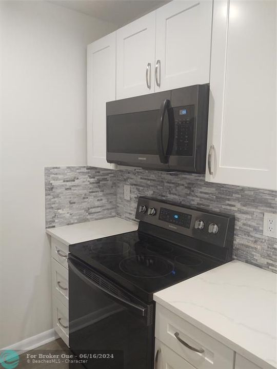 Active With Contract: $317,500 (2 beds, 2 baths, 1018 Square Feet)