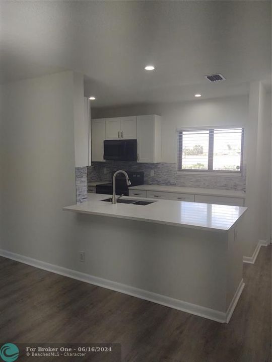 Active With Contract: $317,500 (2 beds, 2 baths, 1018 Square Feet)