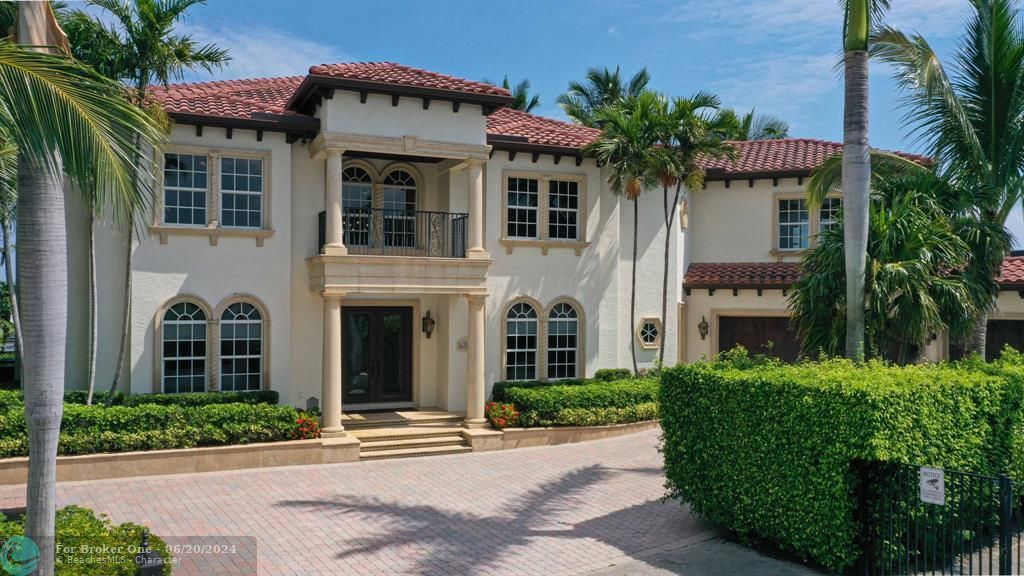 For Sale: $7,995,000 (6 beds, 5 baths, 5951 Square Feet)