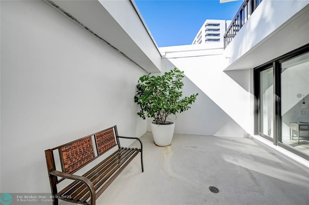 For Sale: $2,250,000 (2 beds, 2 baths, 1909 Square Feet)