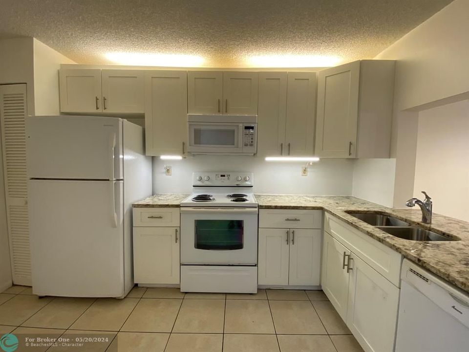 Active With Contract: $2,100 (2 beds, 2 baths, 815 Square Feet)